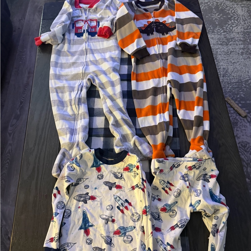 Pajama lot of 3 boys 2T
gently worn.